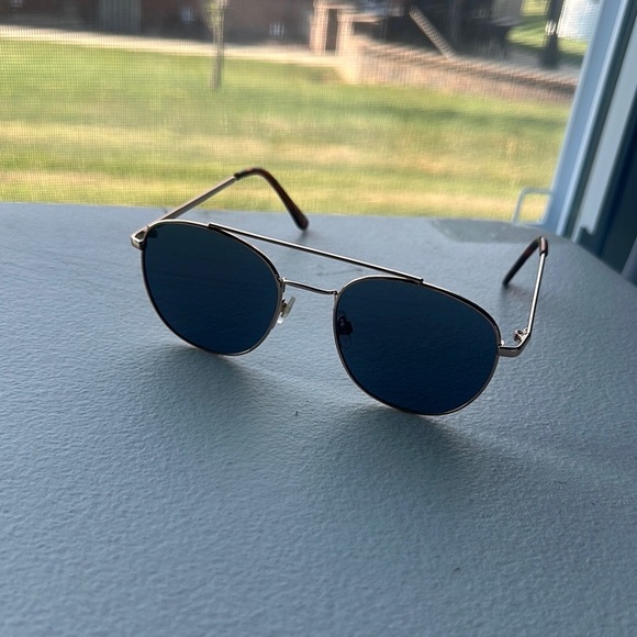 NEW Gold Frame Sunglasses with Black Lenses - Picture 5 of 5